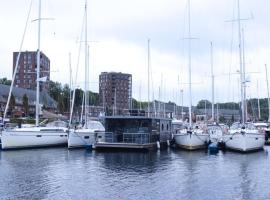 Hausboot Fjord Meeresbrise mit Dachterrasse in Flensburg, hótel í Flensborg