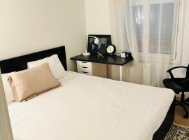 Private rooms in a Tiny home 4 min drive to Airport CDG ,1 private bathroom ideal for families and friends, hotel near Volkswagen Group France, Roissy-en-France