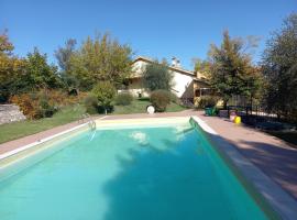Beautiful 2-Bed Apartment with Pool Access, pigus viešbutis mieste Spoletas