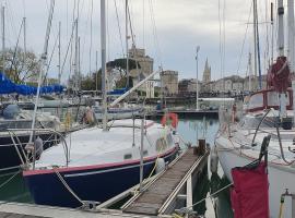 La Rochelle voilier hotel à quai centre ville vieux port, boat in La Rochelle