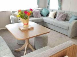 Lake District 2021 Deluxe Static Caravan on Haven Lakeland, курортний готель у місті Flookburgh