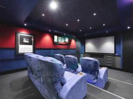 ZenLux: 4BR Bayview Mansion Infinity Pool + Cinema, Ferienwohnung in Stuart Park