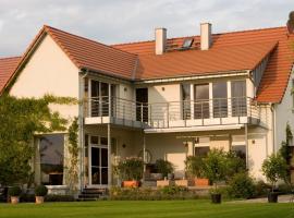 Peeneblick - Traumhaus direkt am Wasser mit eigenem Bootssteg für 8 Personen, hotel in Rankwitz