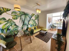 Cozy Apartment in central Almada w Swing Chairs、アルマダのホテル
