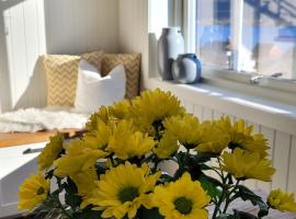 Haramsøy Holiday Apartment- Island Life North, hotel with parking in Haram