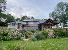 Jardin face aux Pyrénées, habitación en casa particular en Gelos