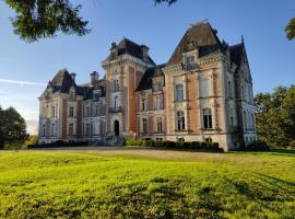 Chambres d'hôtes au château de Puycharnaud, hotell med parkeringsplass i Saint-Estèphe