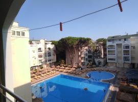 Joni's Twin Condos (Pool&Pine View), hotel con piscina a Golem