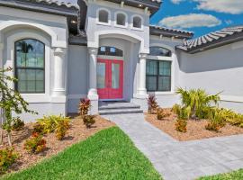 Absolutely stunning home that truly embodies Florida living, Villa Blue Starfish, casa rústica em Cape Coral