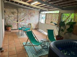 Les Tuiles Rouges, hotel v destinaci Fort-de-France