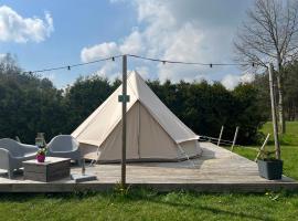 Glamplodge met privé sanitair, camping de luxo em Blesdijke