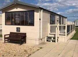 3 bed deluxe Golden Palm ML47 sleeps 8, Hotel in Chapel St. Leonards