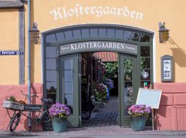 Hotel Klostergaarden، فندق في إلينغه