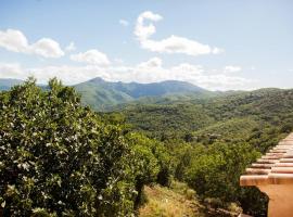 Les Jardins de Lacamp, un paradis en sud Cévennes, hotel em Roquedur