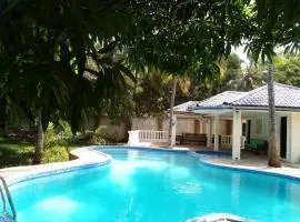 LeoMar 2 Diani Beach Ferienhaus mit grossen tropischen Garten und Pool