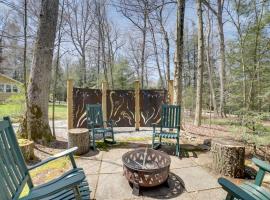 Pet-Friendly Pennsylvania Vacation Rental with Pool!, hytte i Laughlintown