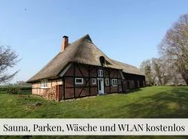 Reetdachkate am Feldrand mit grandiosem Weitblick