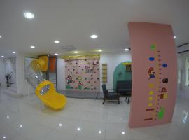CoCo Fun House Kemaman with Pool and Bathtub, familiehotell i Kampong Gong Pauh