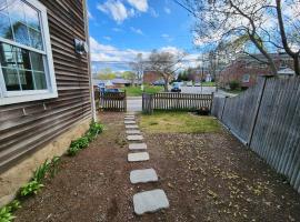 Marblehead Oasis townhouse, hotel em Marblehead