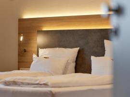 Moselhotel Weinhaus Simon `Sauna`Restaurant`ELadesäule，位于温特里希的Spa酒店