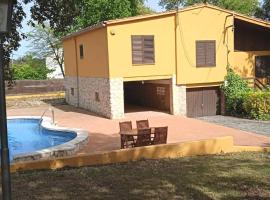 Casa independiente , piscina, naturaleza y relax, cheap hotel in Vilanna