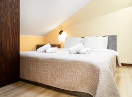 Househost Apartment:Bracka 3/15A, budget hotel in Krakow