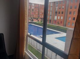 Apartamento con parqueadero y piscina, hotel sa parkingom u gradu Ibage