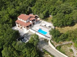 Amazing 4 bedroom villa with Swimming pool and WIFI, family frendly, hotel v destinaci Tribalj
