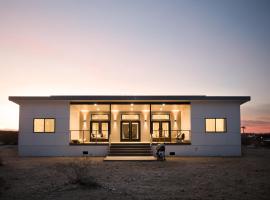 Modern Desert Dream - NEW BUILD, hotel near Queen Mountain, Twentynine Palms