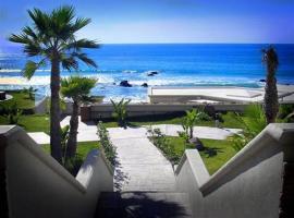 'Luxury Oceanfront Penthouse with Pools, Jacuzzis and Spectacular Ocean Views', luksuzni hotel u gradu Rosarito