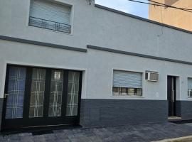 REST HOUSE Casa familiar - garage - TV - WiFi - 2 dormitorios - Living-comedor - Cocina - Lavadero - Patio con parrilla - Alquiler temporario, üdülőház Concepción del Uruguayban