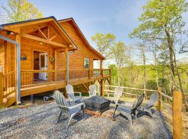 Beautiful Murphy Cabin with Mountain View and Fire Pit, hotel in Murphy