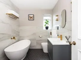 Newly renovated Victorian house with free parking