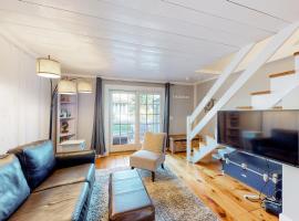Maushop Village Beach Getaway, Hotel in Mashpee
