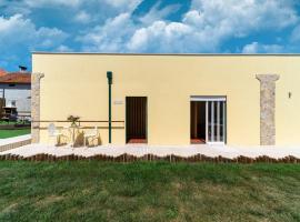 Rural holiday home in Netos Almagreira with shared pool, hotel económico 