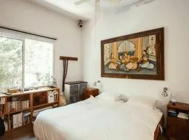 Frishman beach 2Br full of art and light