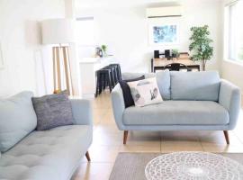 Sunshine Coast Beach House - 2 mins to beach, hotel cerca de Sunshine Coast Stadium, Parrearra