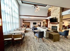 Staybridge Suites Milwaukee West-Oconomowoc, an IHG Hotel, lavprishotell i Oconomowoc