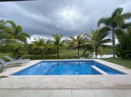 Laguna Lake House - Private Pool - Sleeps 12 - Elegant, hotell i Playa Blanca