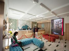 PC Boutique H Napoli Centro, by ClaPa Group, glamping site in Naples