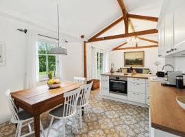 Idylisches Cottage mit Reh