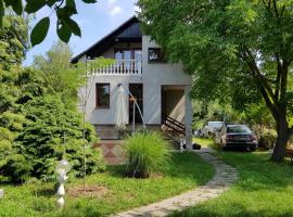 Hill View Holiday House nearby Budapest with AC & Pool, alquiler vacacional en Pilisszentiván