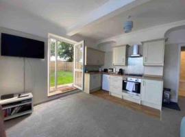 SeaBright; one bed apartment with garden and parking, ξενοδοχείο σε Mundesley