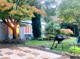 Beautiful Peaceful Cottage Overlooking The Museum, hotel in zona Brooklands Museum, Weybridge