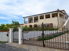 Spacious poolside villa with beautiful garden in Kringa
