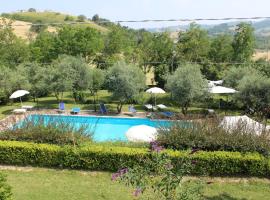 Agriturismo La Solagna، فندق مع موقف سيارات في Montebello di Bertona