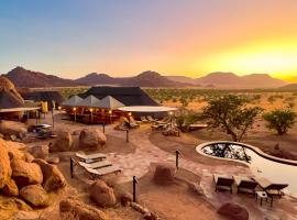 Twyfelfontein Adventure Camp: Khorixas şehrinde bir glamping noktası