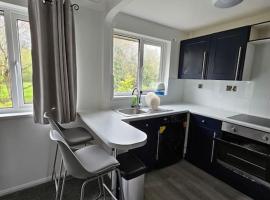 Entire Spacious Modern One Bedroom House, hotel a Swindon