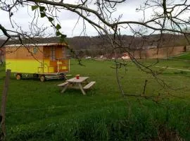 Véritable roulotte à la campagne