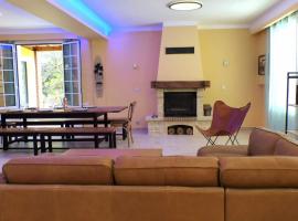 Bright house with garden and private pool, kuća za odmor ili apartman u gradu 'Ollioules'